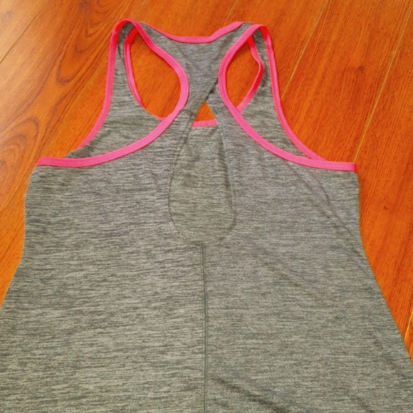 (2)👚Med Bundle Deal👚 2 Active Tank Tops - Picture 8 of 9
